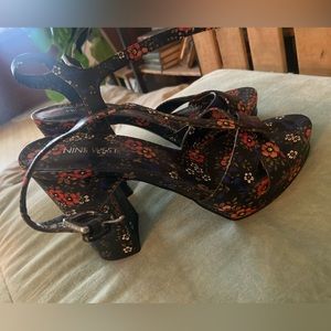 Flower Platform Nine West size 10